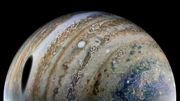Juno Captura la Sombra de la Luna Ganímedes Sobre Júpiter
