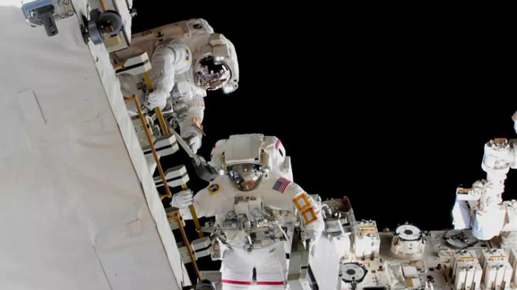 Instalan Nuevas Baterías Más Potentes en el Exterior de la ISS