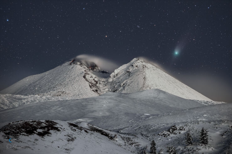 El Cometa ZTF Sobre el Monte Etna