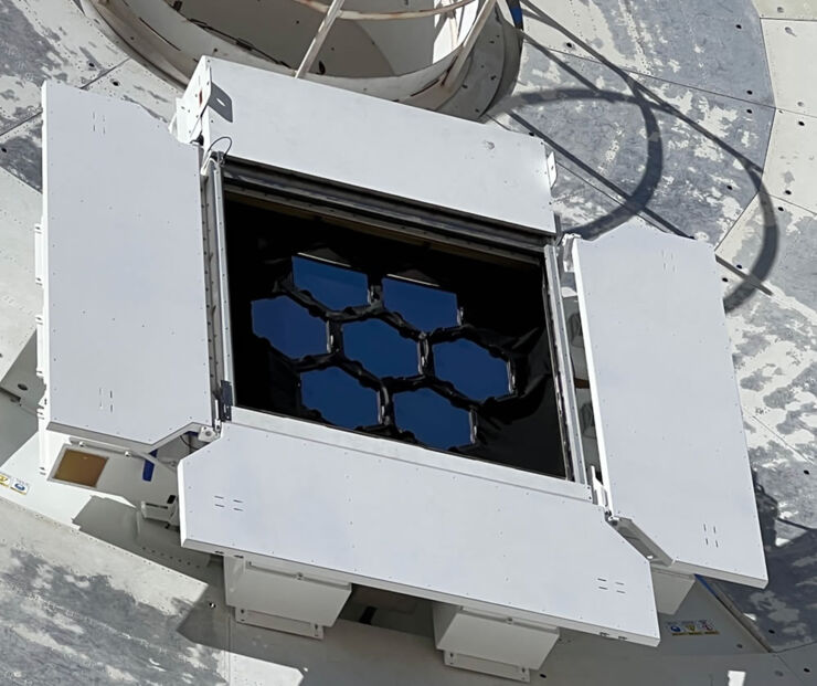 Terminal óptica de la Estación de Espacio Profundo 13 con siete espejos hexagonales 