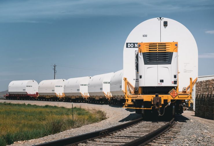 Un tren transporta los motores de los cohetes para el SLS