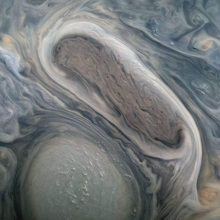 Esta imagen de JunoCam muestra dos de las grandes tormentas giratorias de Júpiter