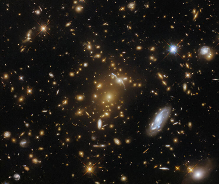 El Hubble Captura un Cúmulo de Galaxias que Doblan la Luz