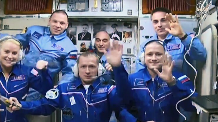 Los tripulantes de la Soyuz y los actuales miembros de la Expedición 63 