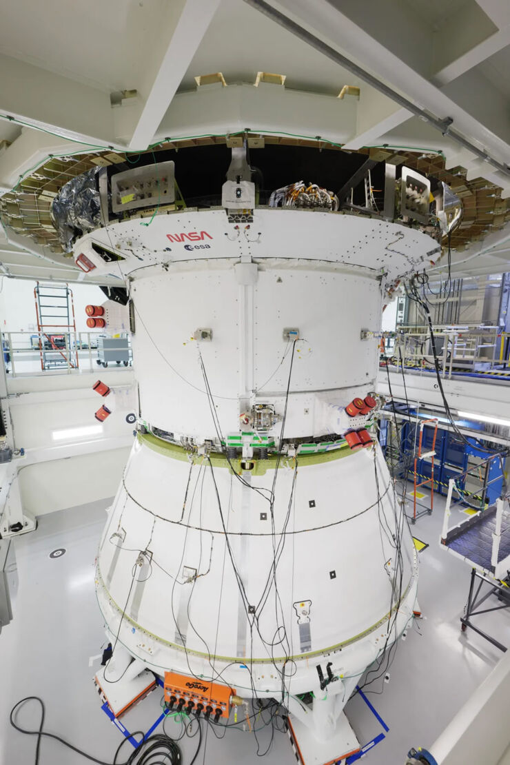 Logo gusano de la NASA en el adaptador del módulo de tripulación de la nave espacial Orión