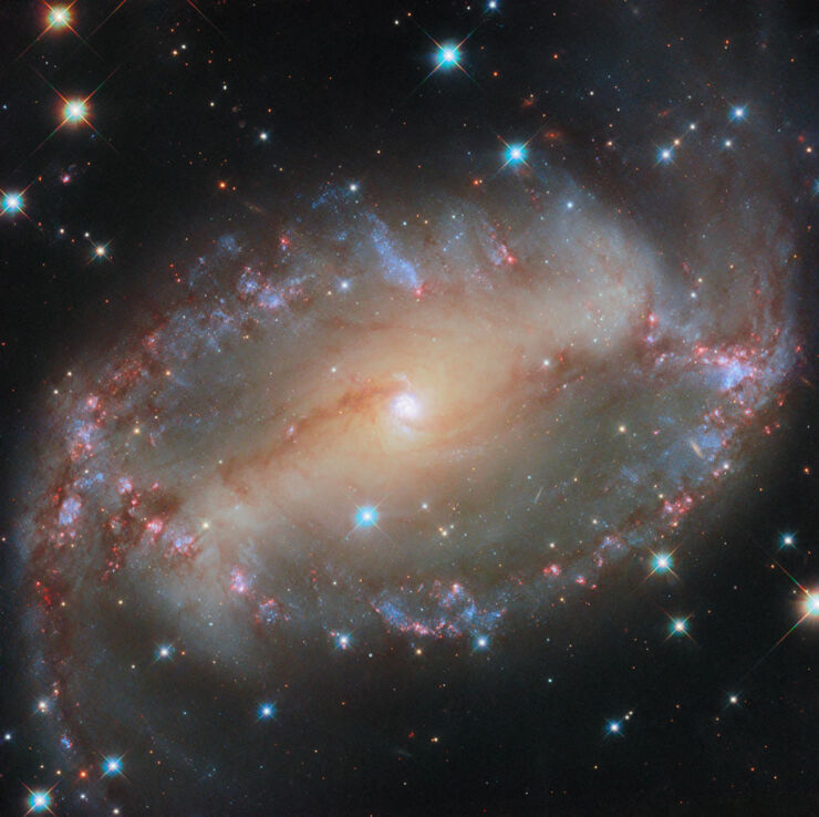 El Telescopio Espacial Hubble Espía un Ojo Cósmico