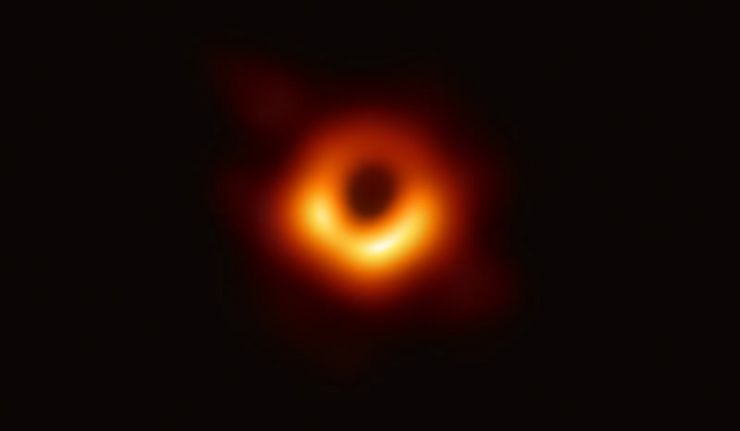 Un Equipo de Astrónomos Capta la Primera Imagen de un Agujero Negro