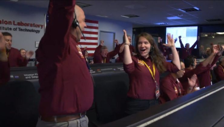 Los ingerieros del JPL celebran el aterrizaje de InSight